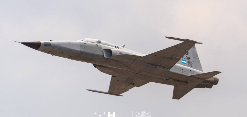 Vuelo de desmostracion por aniversario de FAH de uno de los Northrop F5 remozados
