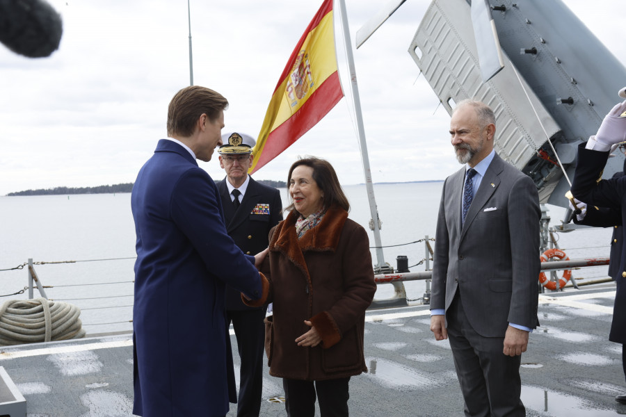 Ministro de defensa de finlandia antti hkknen a bordo de la fragata f 102 almirante juan de borbn en helsinki foto marco romero mde 53655499011 o