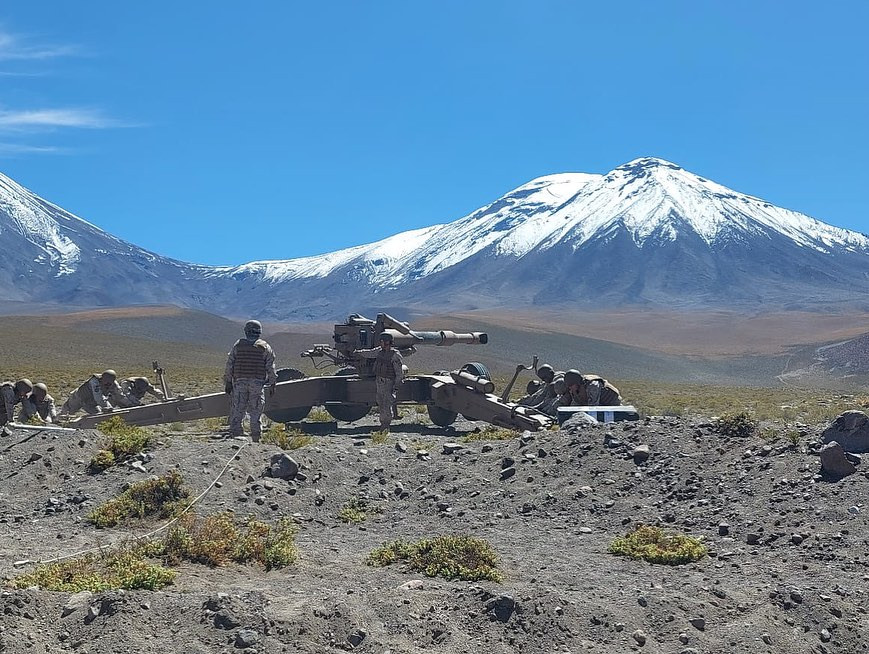 Arilleros se preparan para disparar una pieza M 71 Firma Comando de Operaciones Terrestres del Ejército de Chile