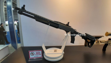 Modelo de escopeta policial presentada por Famae en Fidae 2024 Firma Nicolas Garcia