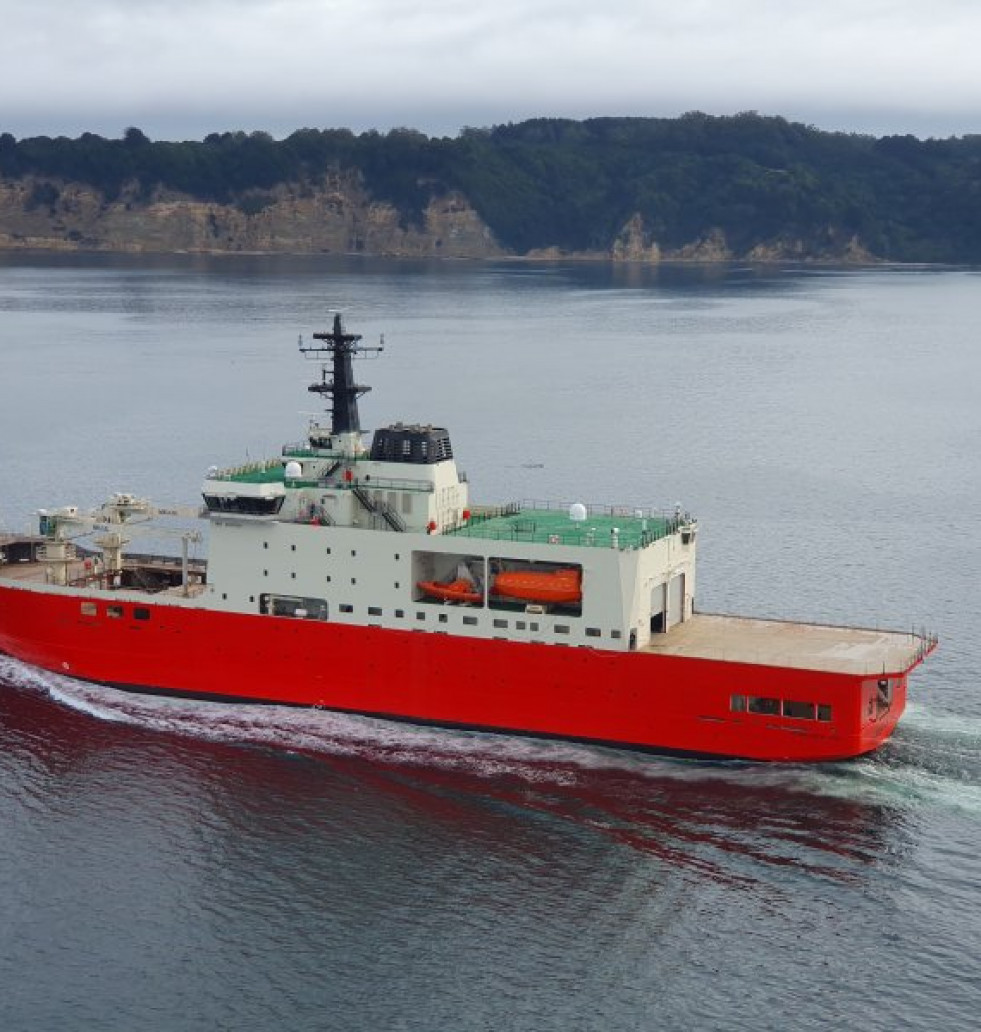 El rompehielos AGB 46 Almirante Viel navegando en sus primeras pruebas en la bahía de Talcahuano Firma Armada de Chile