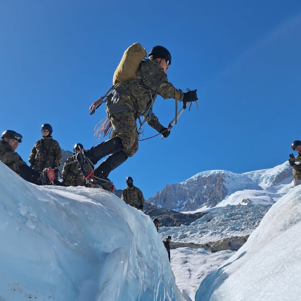 Efectivo de la CAD N20 Cochrane en la fase de formación de soldado montañes en hielo Firma Ejército de Chile