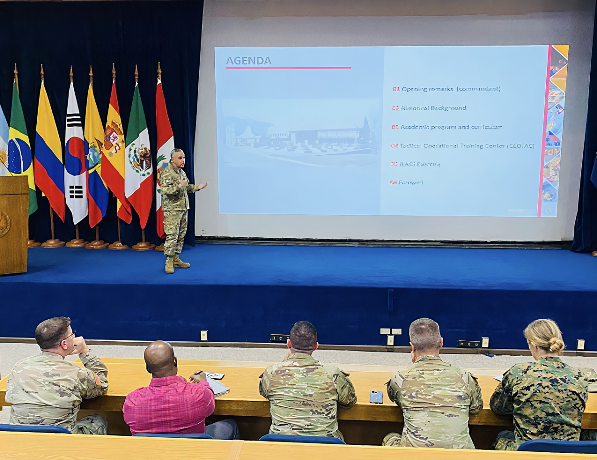 Presentaciu00f3n de las actividades que desarrollu00f3 la comitiva del US Army War College en la Academia de Guerra Firma Cedoc del Eju00e9rcito de Chile