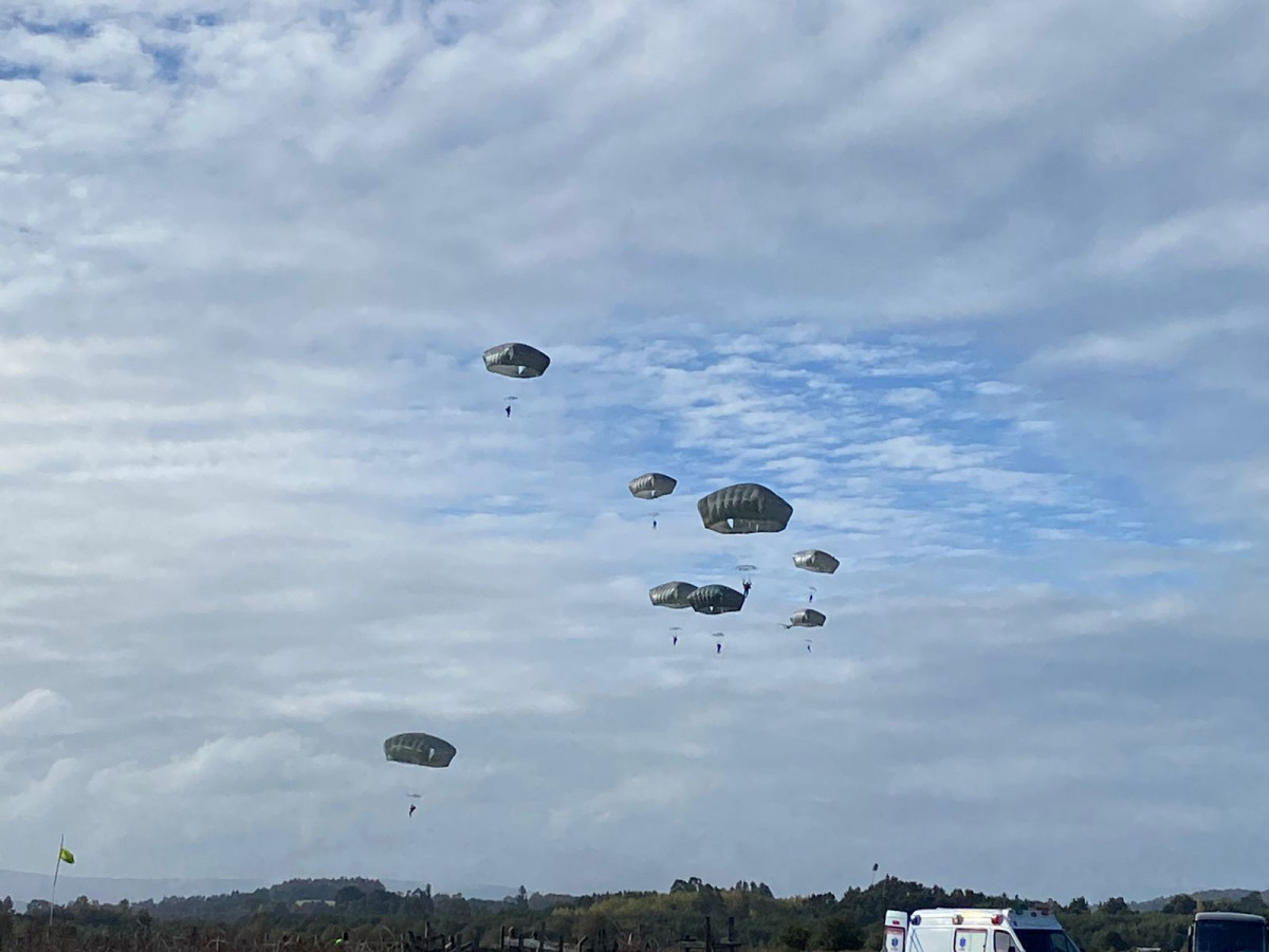 Salto de los paracaidistas de la III Divisiu00f3n de Montau00f1a Firma Eju00e9rcito de Chile