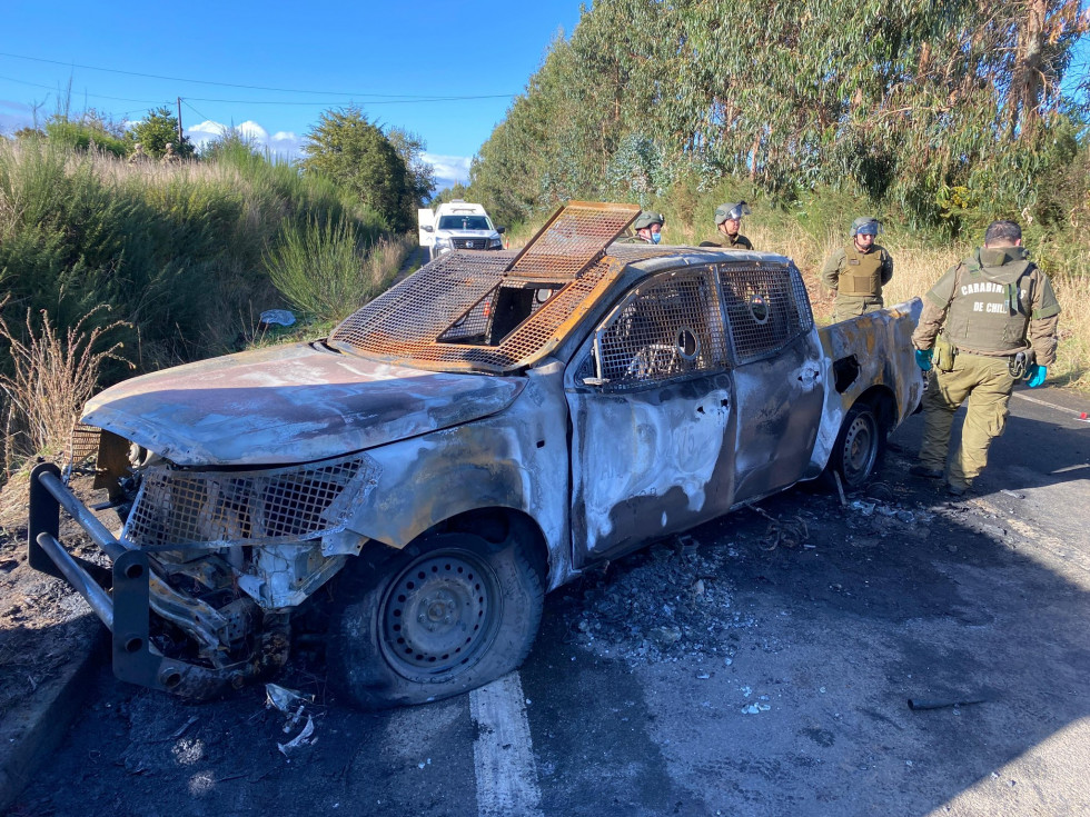 Restos de camioneta policial AP 2875 en el lugar de la emboscada Firma Cuenta X de Carabineros de Chile