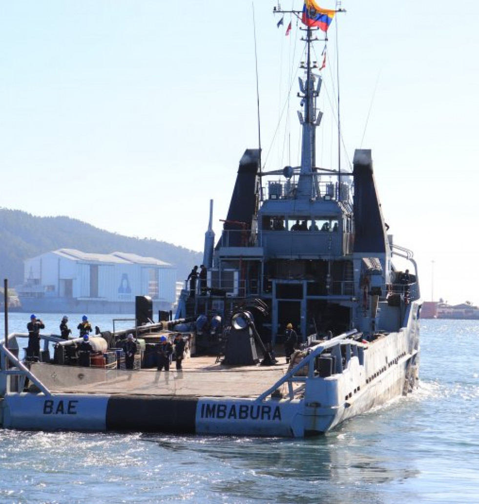 Zarpe del remolcador de altura BAE Imbabura desde la base naval Talcahuano Firma Armada de Chile