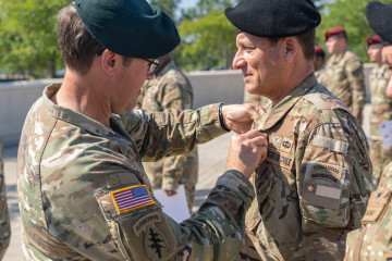 El general Iturriaga recibe las alas de salto Firma 7th Special Forces Group (Airborne) del US Army