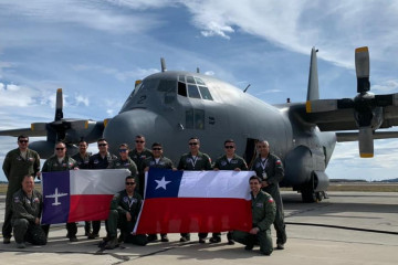 Tripulantes de un KC 130R Hercules junto a integrantes de la Guardia Nacional Aérea de Texas em el ejercicio Mobility Guardian 2019 Firma Fuerza Aérea de Chile