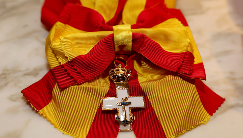 La ministra preside la ceremonia de imposicin de grandes cruces en el cuartel general de la armada foto iaki gmezmde 53709575774 o