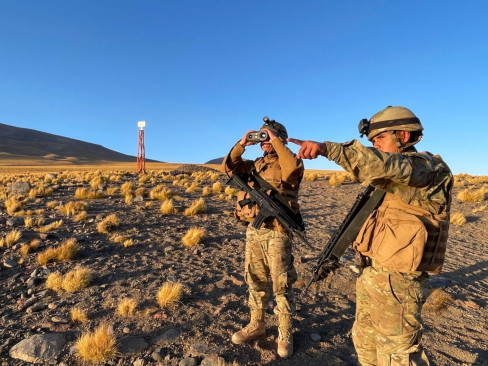 Personal del Ejército en labores de vigilancia fronteriza Firma Ministerio de Defensa Nacional de Chile