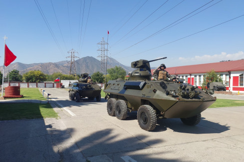 Carros Mowag Piraña 6x6 en el desfile del 214° aniversario del Regimiento de Infantería N°1 Buin Firma II División de Infantería Motorizada del Ejército de Chile