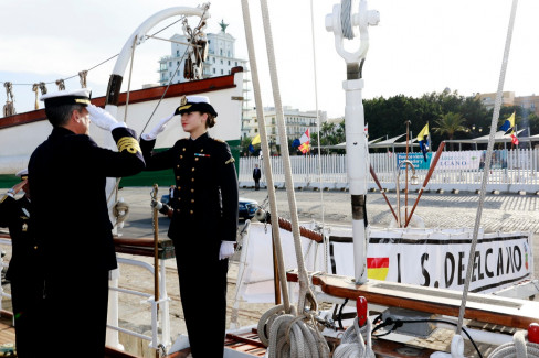 La princesa Leonor es recibida en la meseta del portalón del Buque por el Capitán de Navío Comandante del Buque Escuela Juan Sebastián de Elcano, Luis Carreras Presas Do Campo