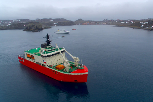 El rompehielos AGB 46 Almirante Viel en Bahía Fildes en la Antártica Firma Armada de Chile