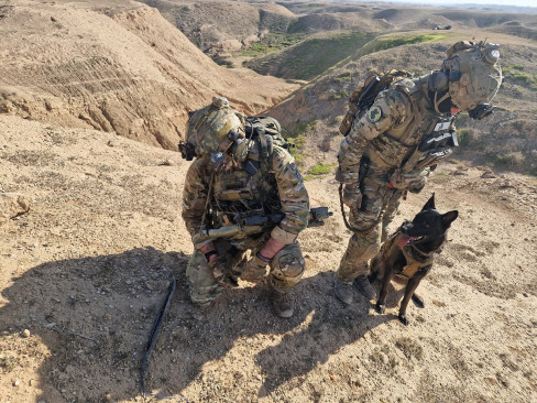 Rastreo de zona durante un ejercicio de las Fuerzas Especiales españolas en Irak