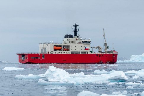 Rompehielos AGB 46 Almirante Viel de la Armada de Chile en la Antártica Firma Asmar