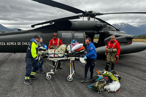 Comandos de Aviación Parasar y los rescatados junto al helicóptero MH 60M Black Hawk Firma FACh 002