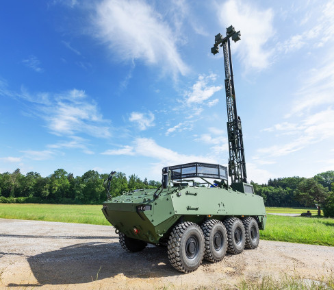 Blindado Piranha 5 dotado de mástil para el programa de red de telecomunicaciones Tawan de Alemania. Foto. GDELS