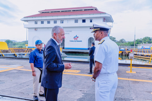 Almirante Alvin Holsey visitó el Canal de Panamá en compañia del admi nistrador Ricaurte Vásquez