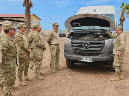 Personal del Ejército de Chile en la capacitación teórica y de conducción de los minibuses Mercedes Benz Sprinter 419 CDI 4X4 Firma Jefatura de Área Fronteriza Arica y Parinacota