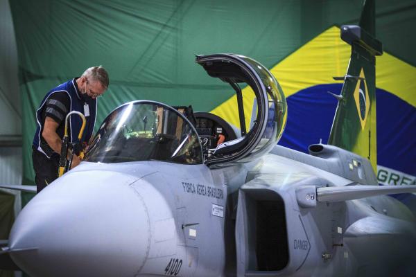 O F 39 Gripen faz seu primeiro vôo nos céus do Brasil