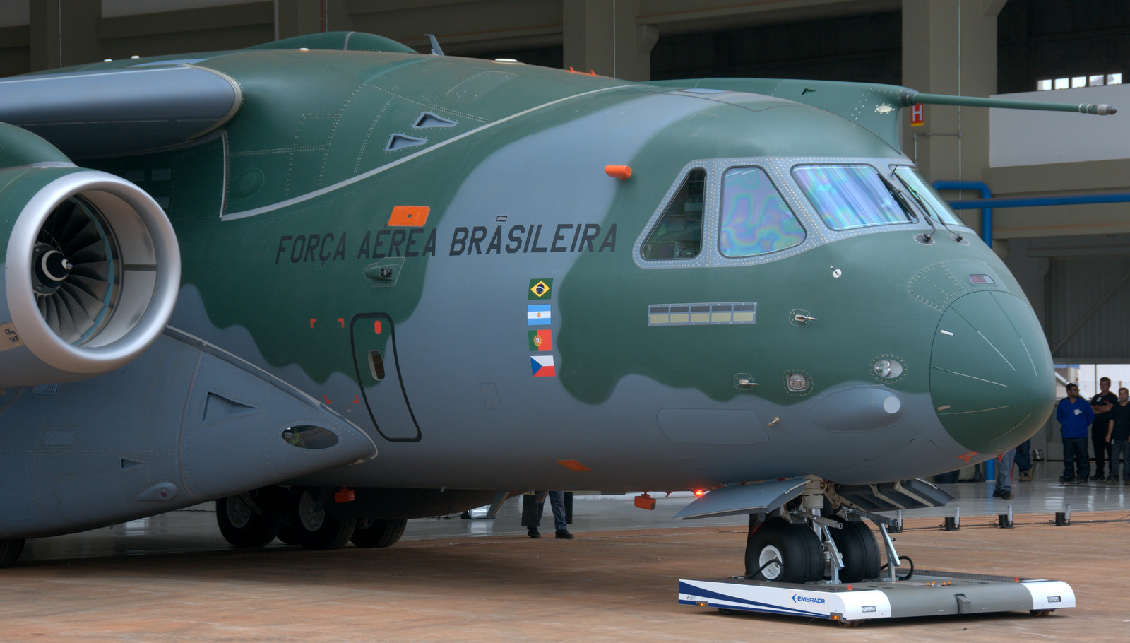 Ministra da Defesa elogia projeto do avião militar KC-390 e trabalho entre  Portugal e Brasil - SIC Notícias