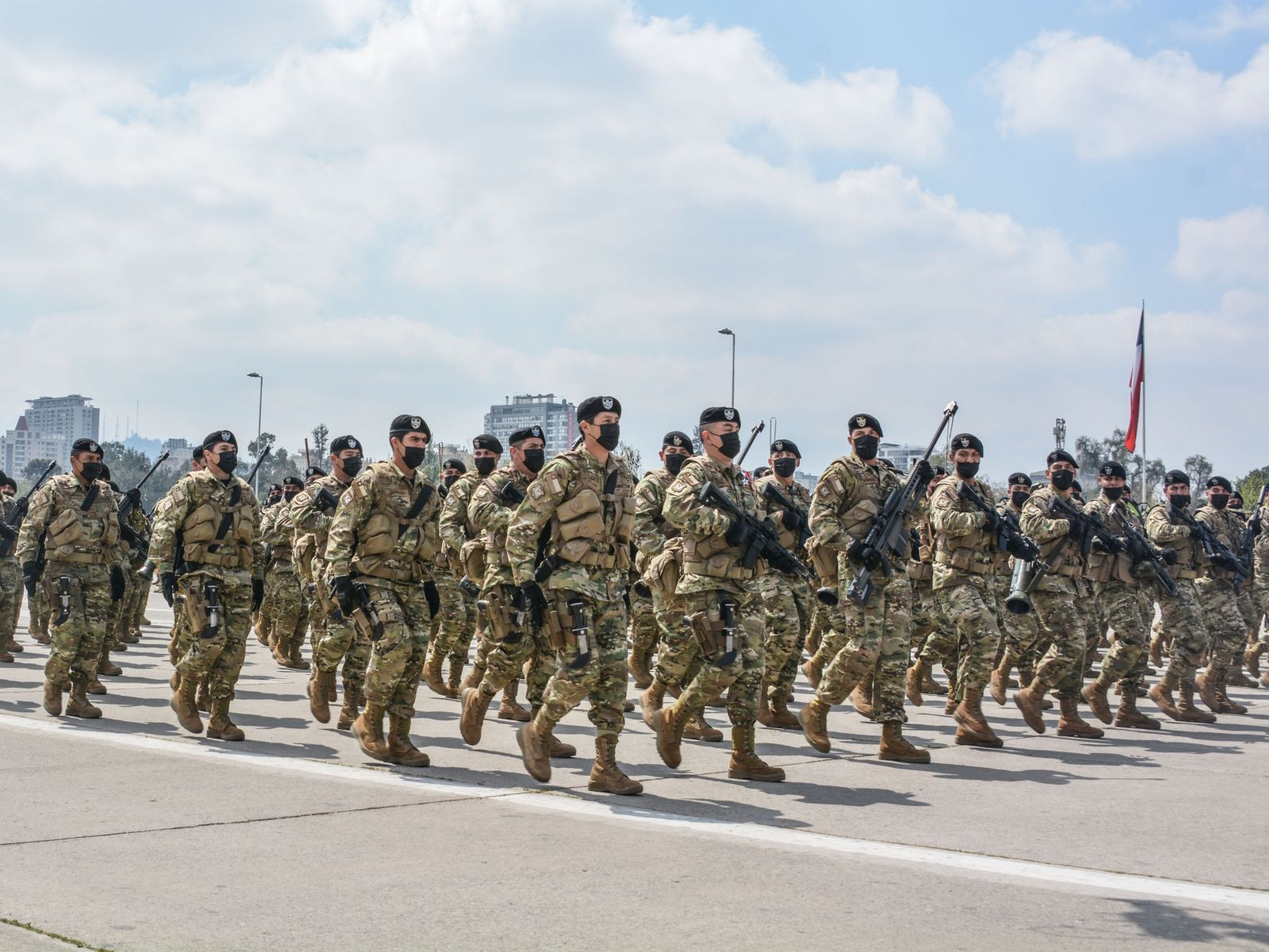 El Ejército de Chile estrena la tenida Multicam y el fusil IWI Arad en la  Parada Militar 2021