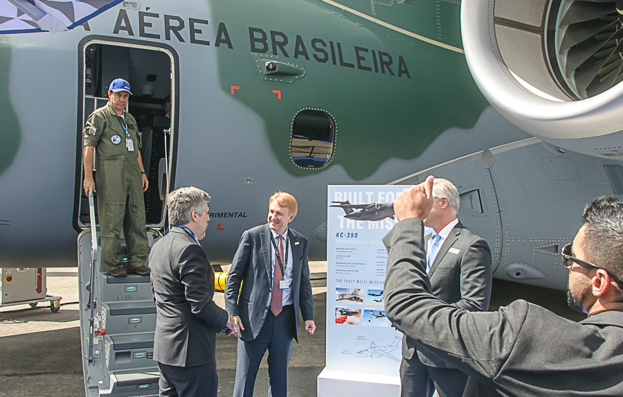 Ministra da Defesa elogia projeto do avião militar KC-390 e