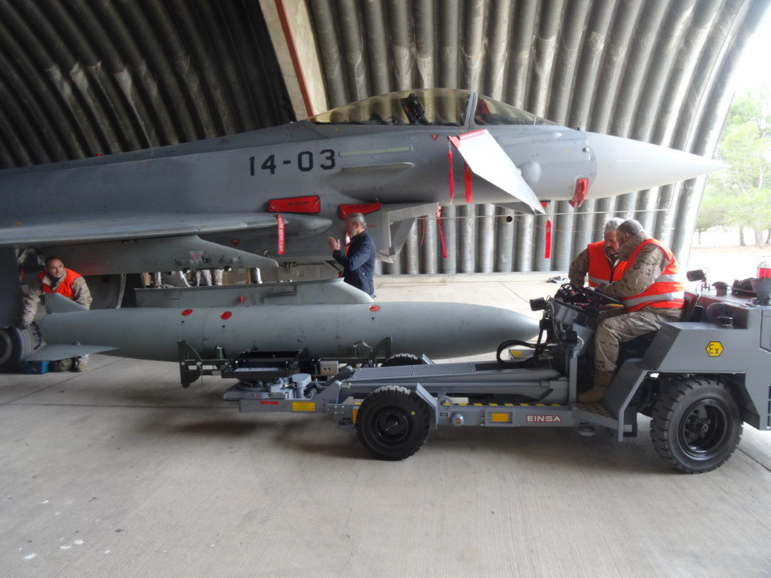 El Ejército recibe 29 mulas aerolanzables de Einsa