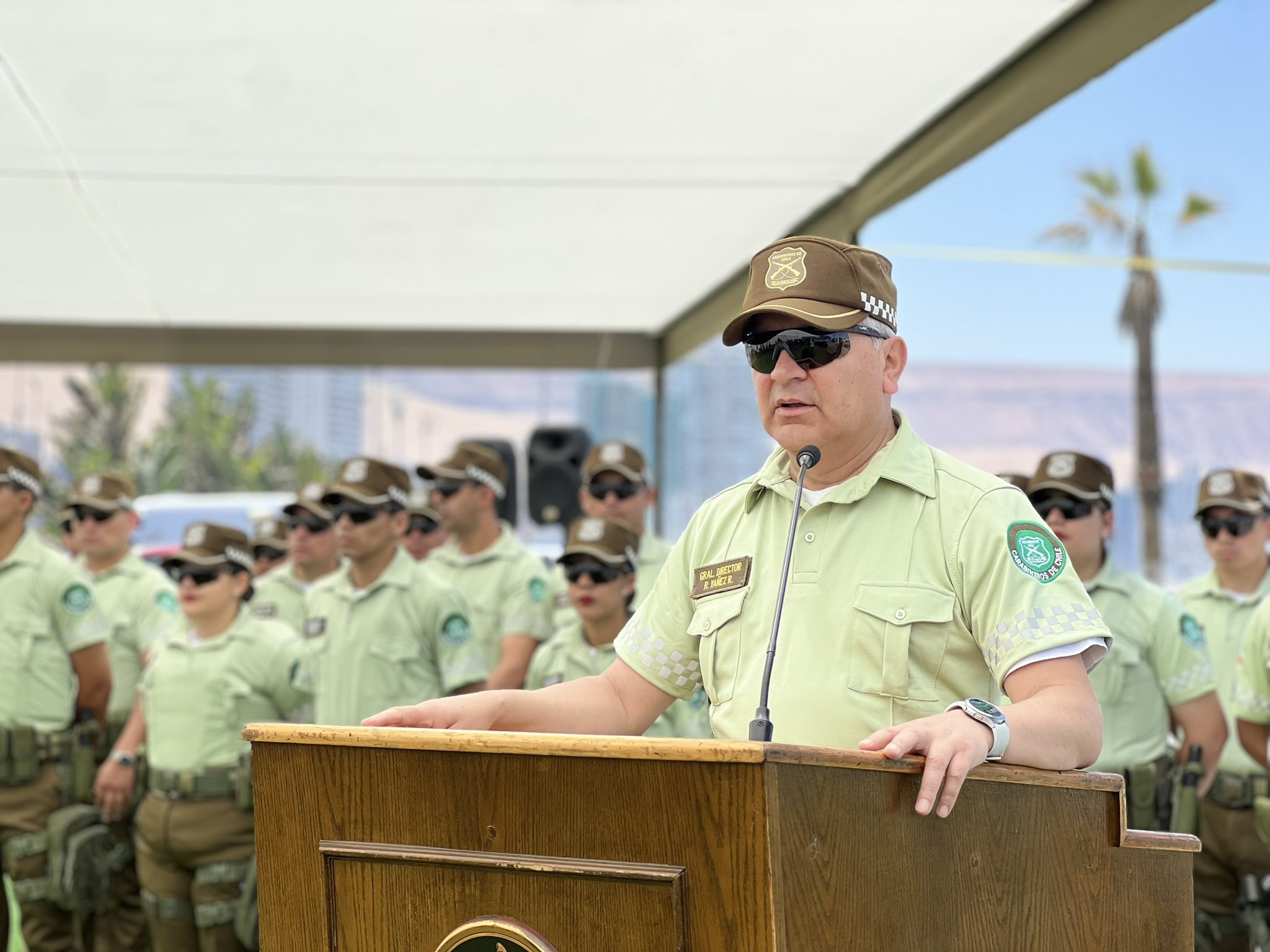 Carabineros de Chile presenta su nuevo uniforme y pone a prueba el