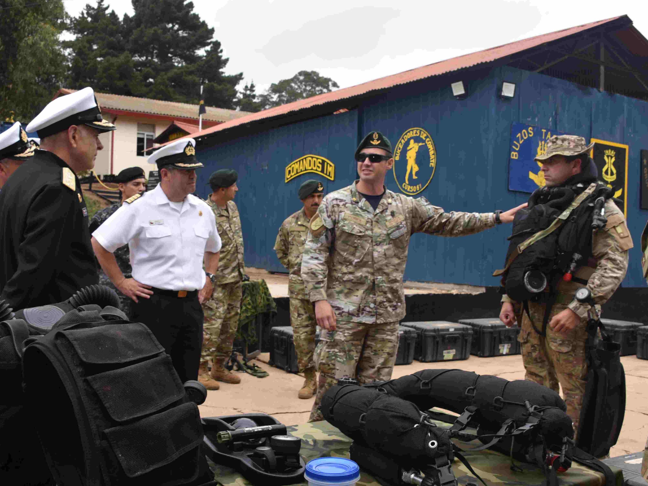 El almirante De la Maza conoce el entrenamiento de los Buzos Tacticos y Comandos IM de la Armada de Chile
