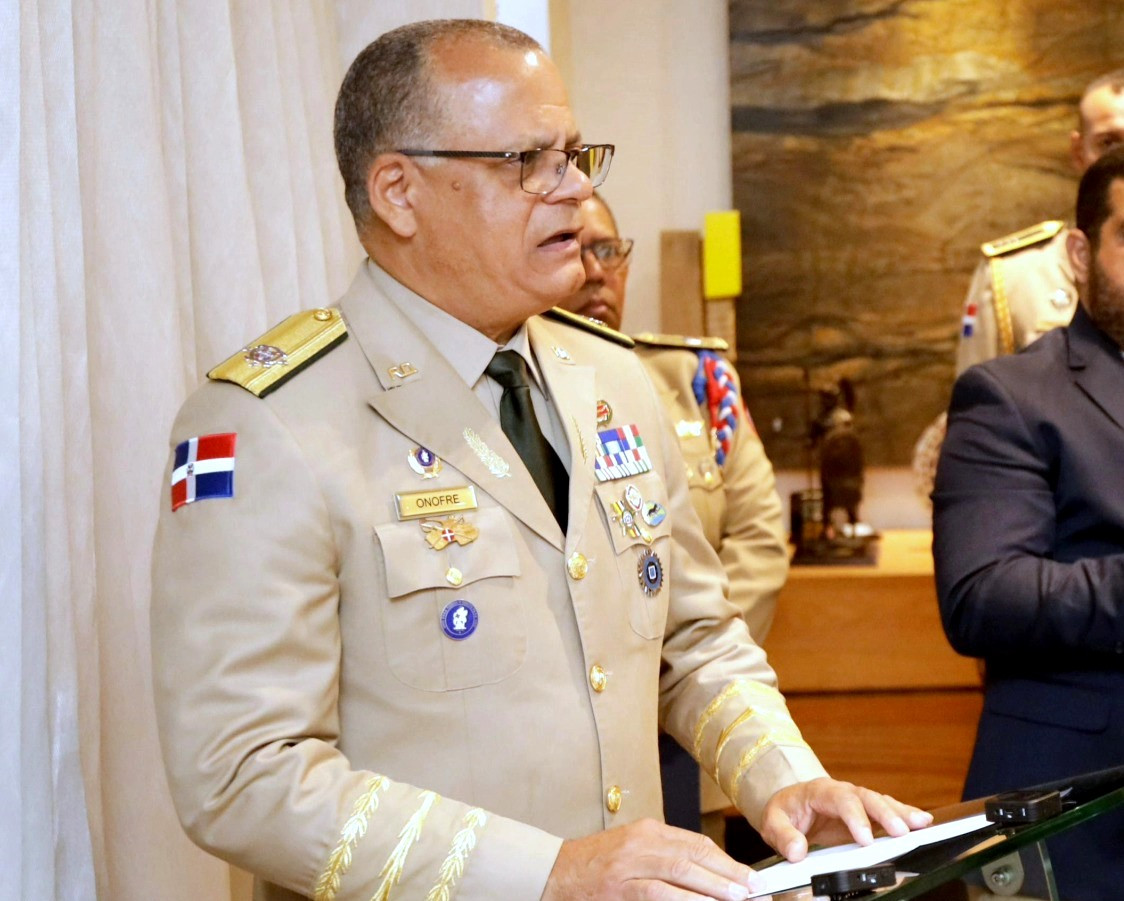 El general Carlos Fernández Onofre, nuevo ministro de Defensa de ...