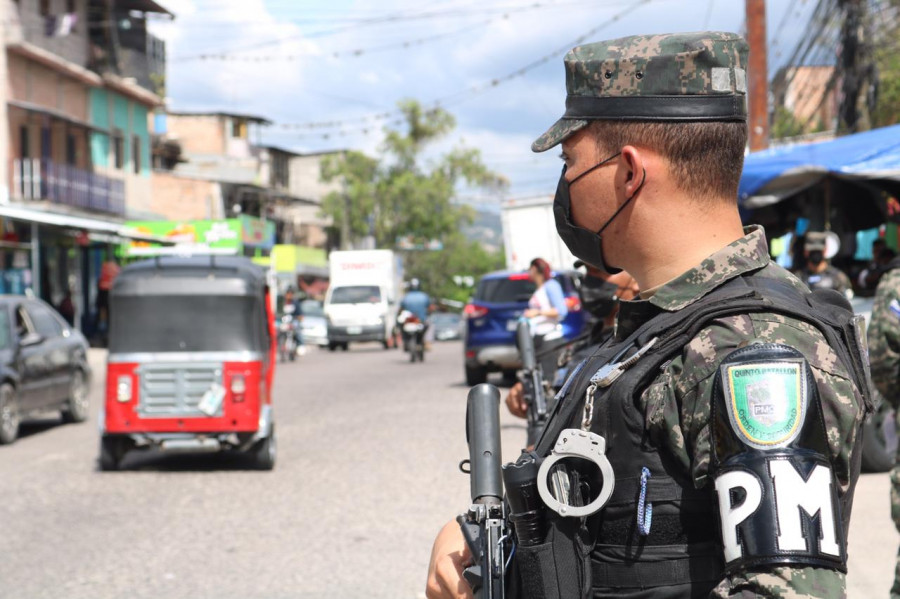 Policía militar realiza un patrullaje en un centro urbano. Foto Secretaría de la Defensa de Honduras