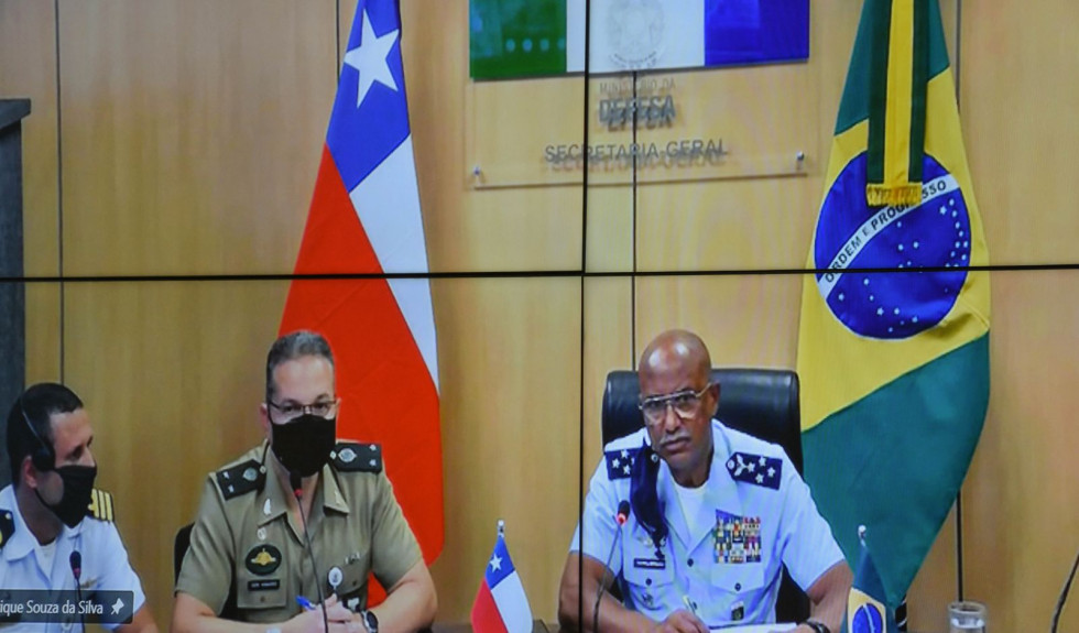 A la derecha, el jefe del Emcfa de Brasil, teniente brigadier del aire Raúl Botelho. Foto Emco de Chile