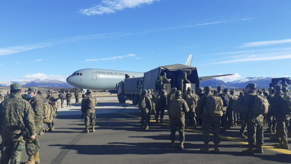 Un Boeing 767-300ER traslada a los militares desde Balmaceda a Puerto Montt. Foto FACh