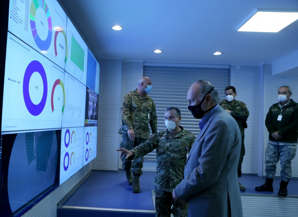 El ministro de Defensa de Chile, Baldo Prokurica, en el Puesto de Mando del Emco. Foto Ministerio de Defensa de Chile