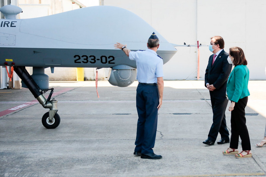 Visita de Robles a los RPAS Predator. Foto Ministerio de Defensa