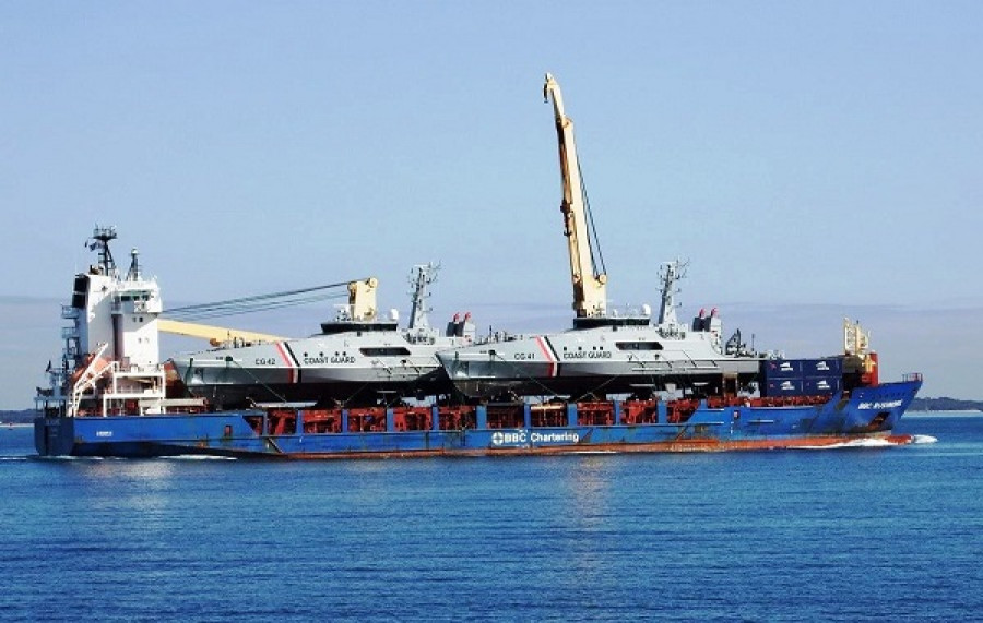 Los patrulleros Cape zarpando del puerto de Henderson, a bordo de un buque heavy lift. Foto Ministry of National Security T&T