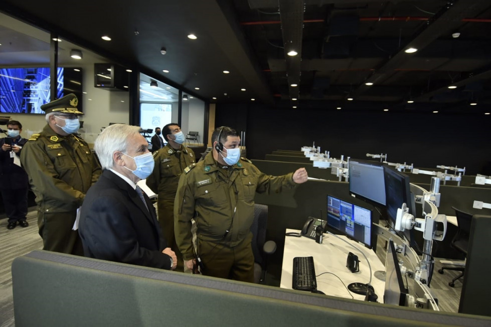 El presidente Piñera y el general Yáñez recorren las nuevas instalaciones. Foto Carabineros de Chile