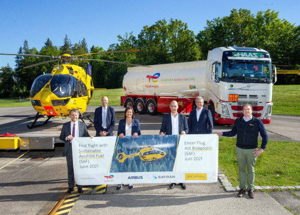 Foto de familia el día de la prueba con el H145 alimentado con biocombustible. Foto ADAC Luftrettung