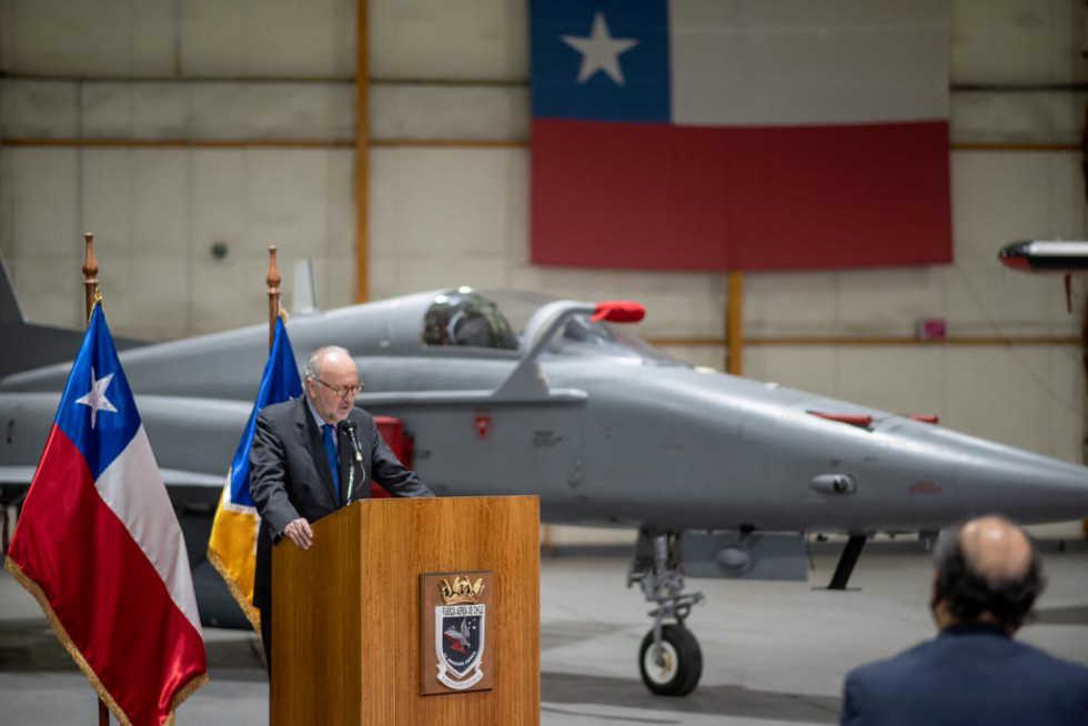 El ministro de Defensa Baldo Prokurica en la base aérea Chabunco. Foto Ministerio de Defensa Nacional