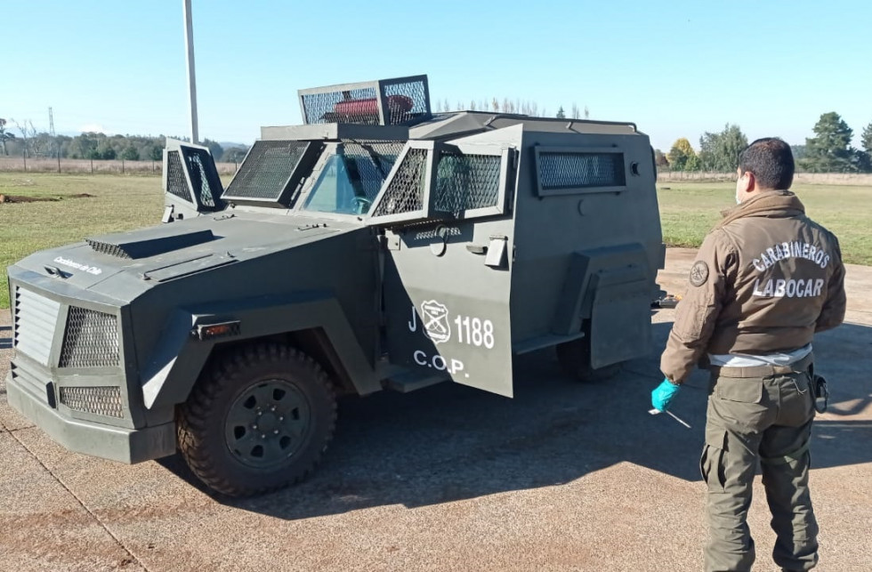 El vehículo táctico afectado es periciado por personal del Departamento de Criminalística. Foto Carabineros de Chile