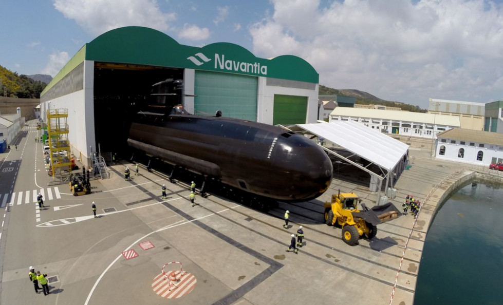 Salida del submarino S-81 Isaac Peral de la nave de armamento del astillero de Navantia en Cartagena. Foto Navantia