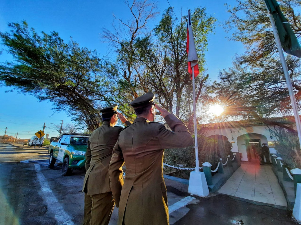 Carabineros de la Tenencia María Elena inician el día con el tradicional izamiento del pabellón nacional. Foto Carabineros de Chile