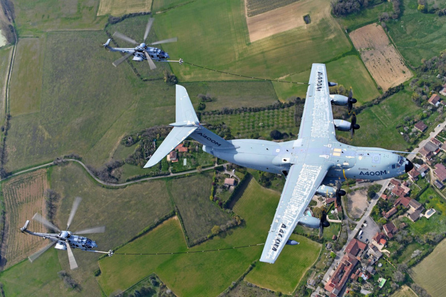 Avión A400M suministrando en vuelo a dos helicópteros H225M al mismo tiempo. Foto Airbus