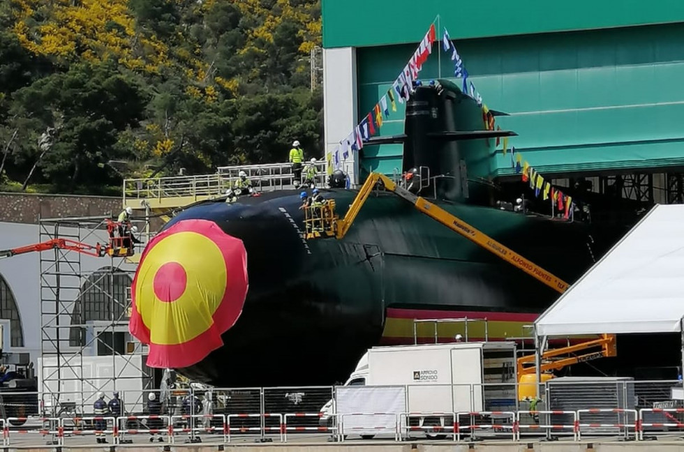 El submarino S-81 Isaac Peral engalanado en la antegrada. Foto Navantia