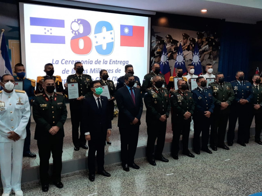 Acto de entrega de becas a militares hondureños por el Gobierno de Taiwán. Foto Secretaría de Defensa de Honduras