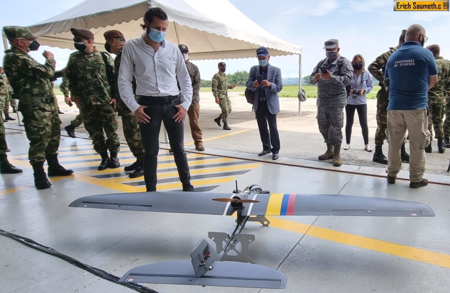 El viceministro de Defensa de Colombia, Carlos A. Ríos, junto al dron Coelum. Fotos Infodefensa.com