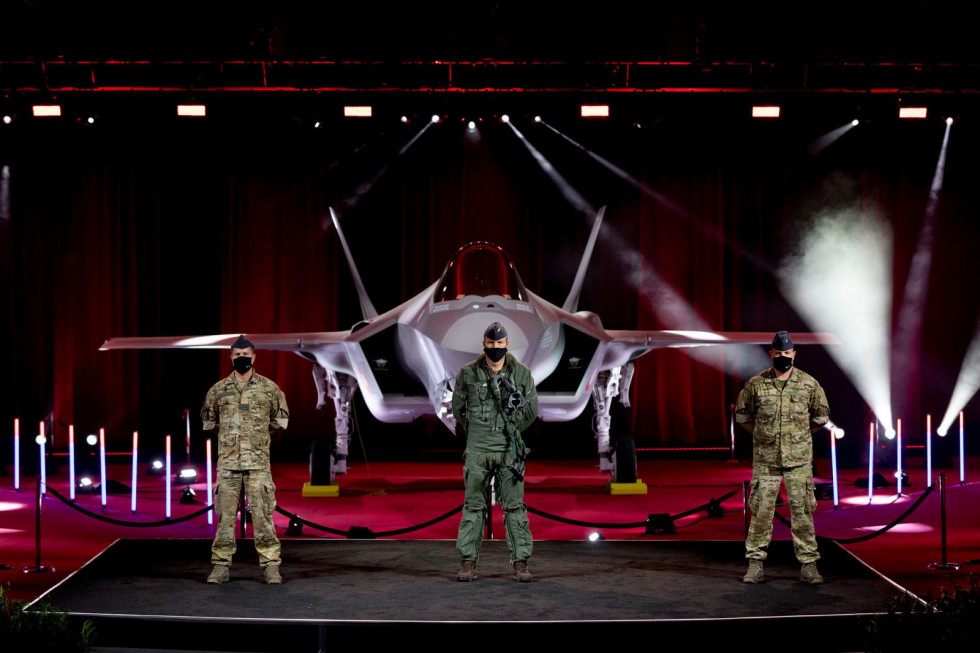 Primer F-35 danés durante el acto de entrega. Foto Lockheed Martin