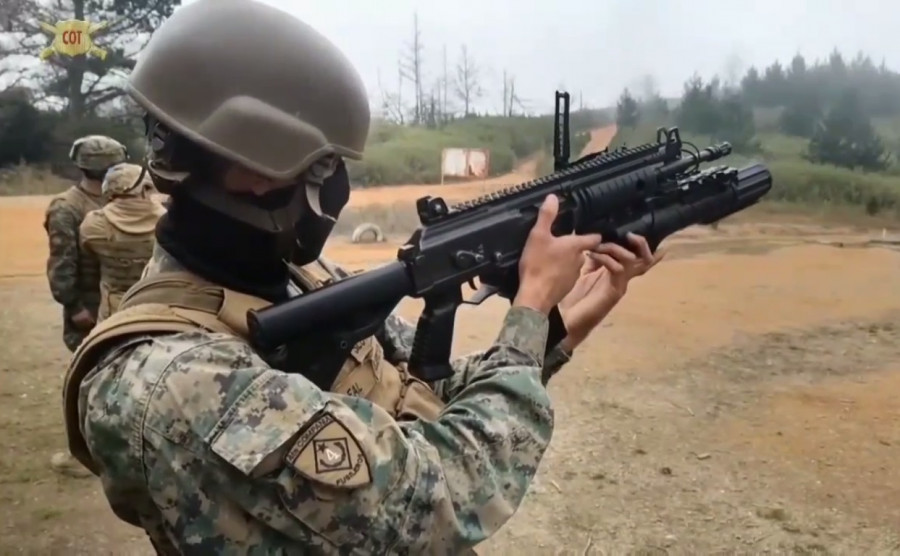 Soldado conscripto en práctica con el lanzagranadas IWI GL 40 mm. Foto Ejército de Chile