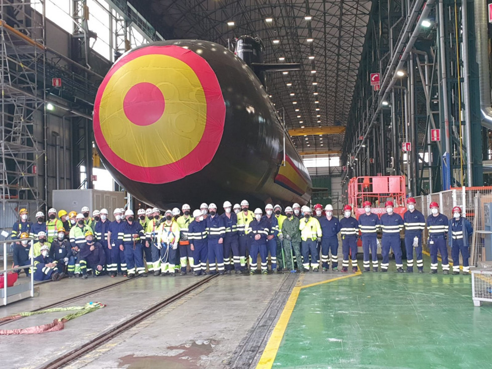 Trabajadores de Navantia junto al submarino S-81 Isaac Peral. Foto Navantia